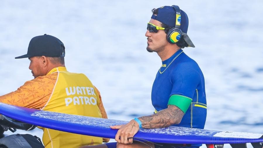 Gabriel Medina usa fone de ouvido da JBL com as cores da bandeira do Brasil nas Olimpíadas de Paris