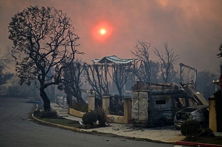 8.jan.2025 - Casas e carros ficaram destruídos em Los Angeles devido aos incêndios florestais que atingem a Califórnia