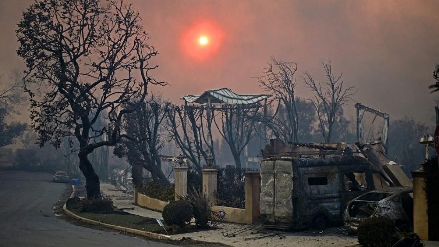 8.jan.2025 - Casas e carros ficaram destruídos em Los Angeles devido aos incêndios florestais que atingem a Califórnia - AGUSTIN PAULLIER / AFP