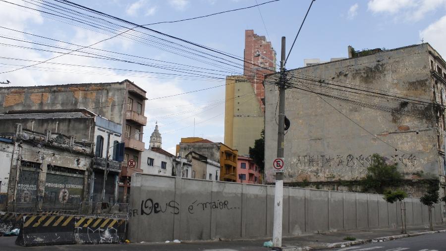 15.jan.25 - Vista do muro que a Prefeitura de São Paulo construiu na Cracolândia, no centro da cidade, para delimitar uma área e confinar os usuários de drogas, nesta quarta-feira, 15 - WILLIAN MOREIRA/ESTADÃO CONTEÚDO