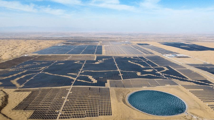 Imagem aérea mostra painéis de energia solar instalados em deserto na Mongólia Interior, região autônoma ao norte da China