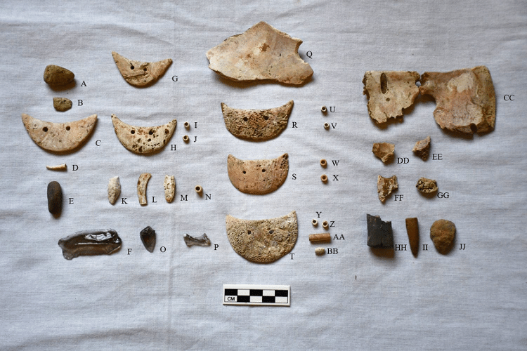 Ornamentos e objetos encontrados na cova da grávida sacrificada no Equador Ornamentos e objetos encontrados na cova da grávida sacrificada no Equador