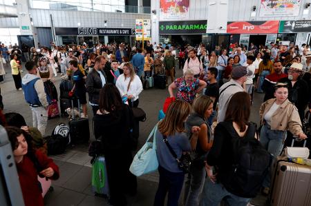Pessoas esperam na estação ferroviária Joaquin Sorolla, depois que passageiros ficaram presos durante uma queda de energia que atingiu grande parte da Espanha, em Valência, Espanha, em 28 de abril de 2025 Pessoas esperam na estação ferroviária Joaquin Sorolla, depois que passageiros ficaram presos durante uma queda de energia que atingiu grande parte da Espanha, em Valência, Espanha, em 28 de abril de 2025