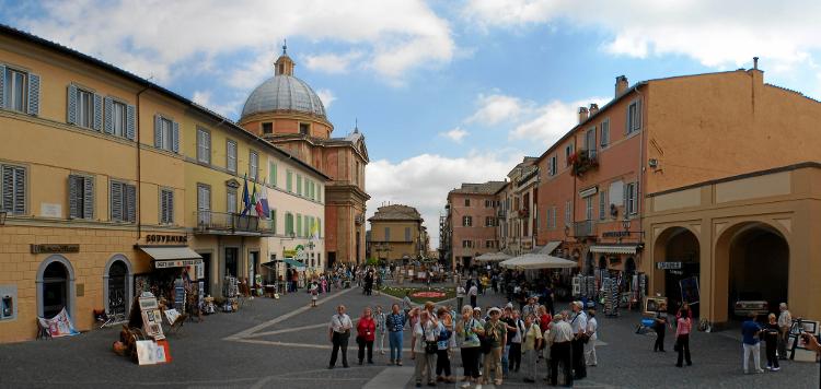 Turistas na praça da Liberdade, em Castel Gandolfo Turistas na praça da Liberdade, em Castel Gandolfo