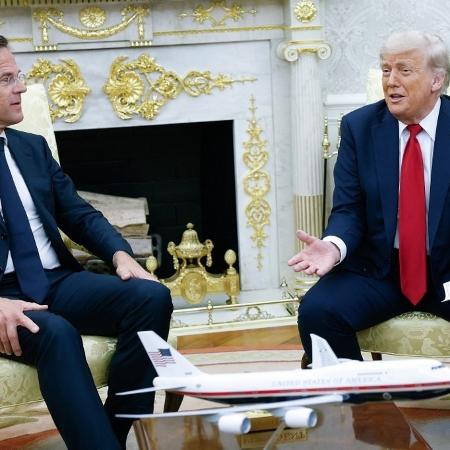 O presidente Donald Trump se encontra com o secretário-geral da Otan, Mark Rutte (esq.), no Salão Oval da Casa Branca, em 14 de julho de 2025, em Washington, D.C. O presidente Donald Trump se encontra com o secretário-geral da Otan, Mark Rutte (esq.), no Salão Oval da Casa Branca, em 14 de julho de 2025, em Washington, D.C.