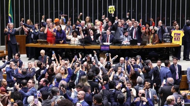 27.mai.2026 - Deputados celebram aprovação de texto que acaba com a jornada 6x1 27.mai.2026 - Deputados celebram aprovação de texto que acaba com a jornada 6x1
