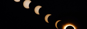 Eclipse solar mergulha regiões da Espanha na escuridão em pleno dia (Foto: Borja Suarez/REUTERS)