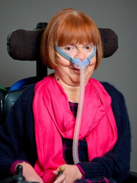 Jane Campbell, baronesa da Câmara dos Lordes no Reino Unido, recorreu à IA para recuperar voz comprometida por atrofia muscular espinhal Jane Campbell, baronesa da Câmara dos Lordes no Reino Unido, recorreu à IA para recuperar voz comprometida por atrofia muscular espinhal