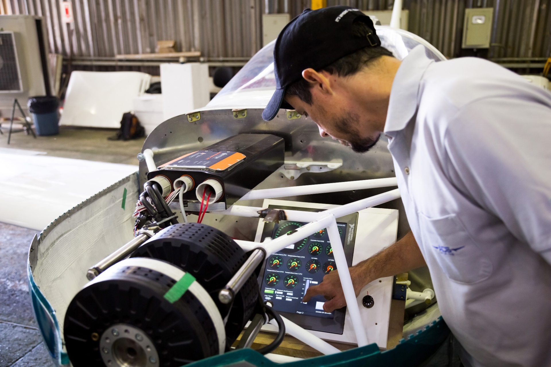 A aeronave de dois lugares - com lugar para o piloto e um passageiro - foi desenvolvida dentro do programa Veículo Elétrico de Itaipu (VE). Segundo a usina hidrelétrica, os investimentos nessa etapa do projeto foram de R$ 900 mil. O veículo passa por uma fase de testes, com possibilidades de ser produzido em maior escala - Divulgação