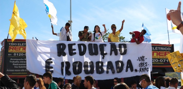 Integrantes da UNE (União Nacional dos Estudantes) promovem marcha contra a redução da maioridade penal em Brasília - Charles Sholl/Futura Press/Estadão Conteúdo