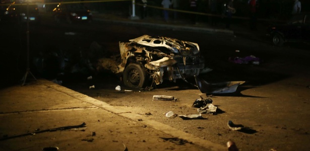 Carro fica destruído após explosão no distrito de Giza, no Egito - Mostafa Elshemy/Xinhua