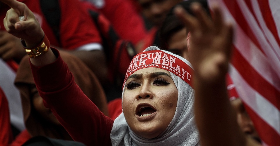 16.set.2015 - Mulher malaia grita slogans durante manifestação pró-governo em Kuala Lumpur, na Malásia