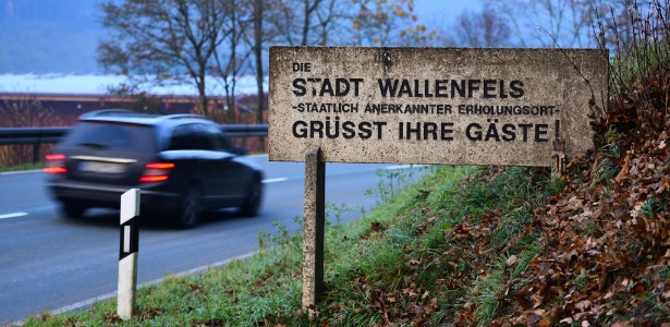 Placa dá as boas-vindas a visitantes de Wallenfels, no sul da Alemanha, onde os corpos de sete bebês foram encontrados