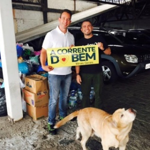O empresário Ricardo Nicolau (esq.) arrecadou mais de 500 kg de alimentos no Paraná para doar às vítimas Mariana (MG) - Divulgação/Facebook