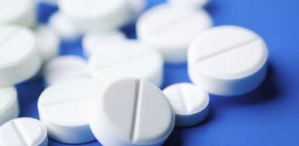 Formato e cor dos remédios afetam como as pessoas ingerem medicamento - Thinkstock
