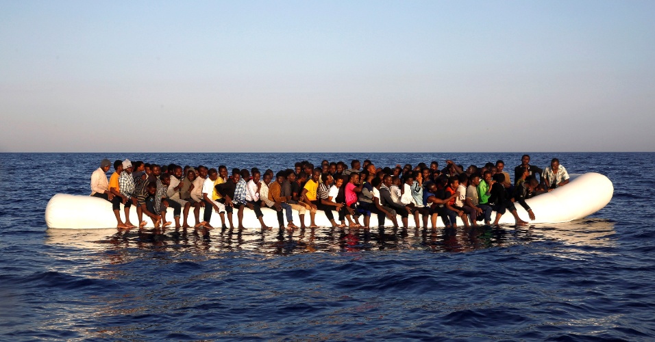 20.ago.2016 - Barco superlotado com imigrantes vindos da África é visto à deriva no mar Mediterrâneo, costa da Líbia