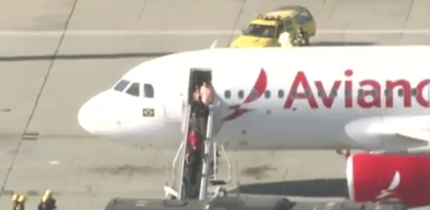 Passageiros descem de avião da Avianca após pouso de emergência em Cumbica - Reprodução/RecordTV