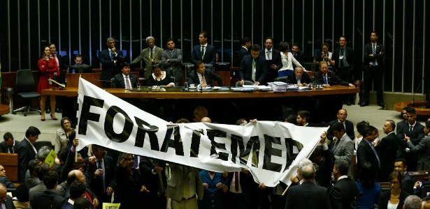 24.mai.2017 - Deputados da oposição protestam no plenário com uma faixa com os dizeres #FORA TEMER. O deputado Rodrigo Maia (DEM-RJ) preside a sessão - Pedro Ladeira/Folhapress