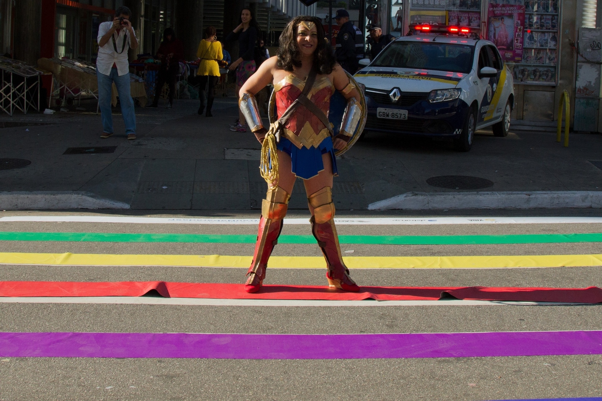 18.jun.2017 - Com fantasia da personagem Mulher Maravilha, participante da Parada Gay 2017, em São Paulo, posa para foto durante concentração para o evento. O tradicional desfile em favor da diversidade começa na avenida Paulista e segue pela rua da Consolação até a praça da República, no centro da capital - KEVIN DAVID/A7 PRESS/ESTADÃO CONTEÚDO