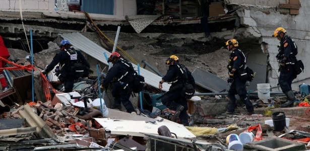 Socorristas andam sobre escombros após terremoto na Cidade do México - Henry Romero/Reuters