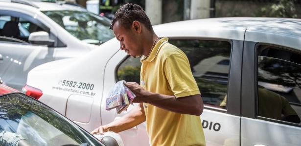 Fabrício Oliveira Soares, 19, vendedor ambulante em semáforo de São Paulo - Simon Plestenjak/UOL - Simon Plestenjak/UOL