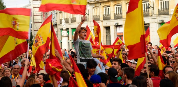 1°.out.2017 - Nacionalistas marcham com a bandeira da Espanha a favor da unidade espanhola e contra a separação da Catalunha - JAVIER SORIANO/AFP