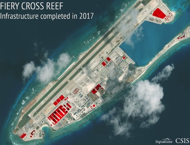 O recife de Fiery Cross foi o que mais recebeu instalações militares chinesas em 2017. Destacados em vermelho, armazens de munição, instalações de radares e refúgios antimísseis - Iniciativa de Transparência Marítima da Ásia - CSIS