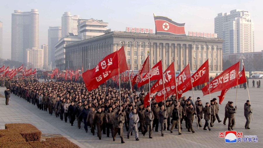 Oficiais norte-coreanos marcham em seu primeiro dia de trabalho de 2018 - KCNA/Reuters