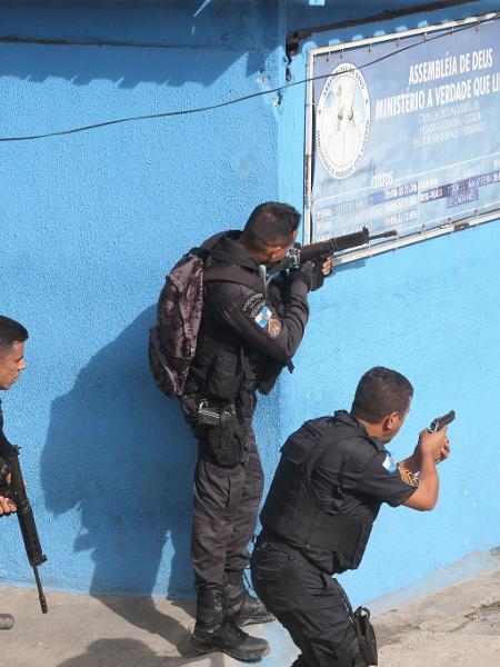  Policiais fazem incursão pela Cidade de Deus, favela da zona oeste do Rio - Guilherme Pinto / Extra / Agência O Globo