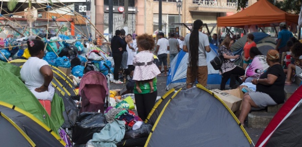 Desabrigados acampam no entorno do prédio após desabamento  - Mister Shadow -6.mai.2018/ASI/Estadão Conteúdo