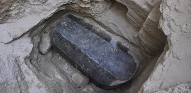Dimensões do sarcófago impressionaram especialistas: tem mais de 2 metros de altura - Facebook Ministério das Antiguidades do Egito