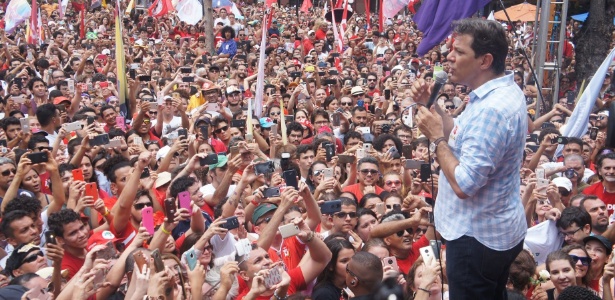 O candidato do PT a presidente, Fernando Haddad, discursa em Fortaleza