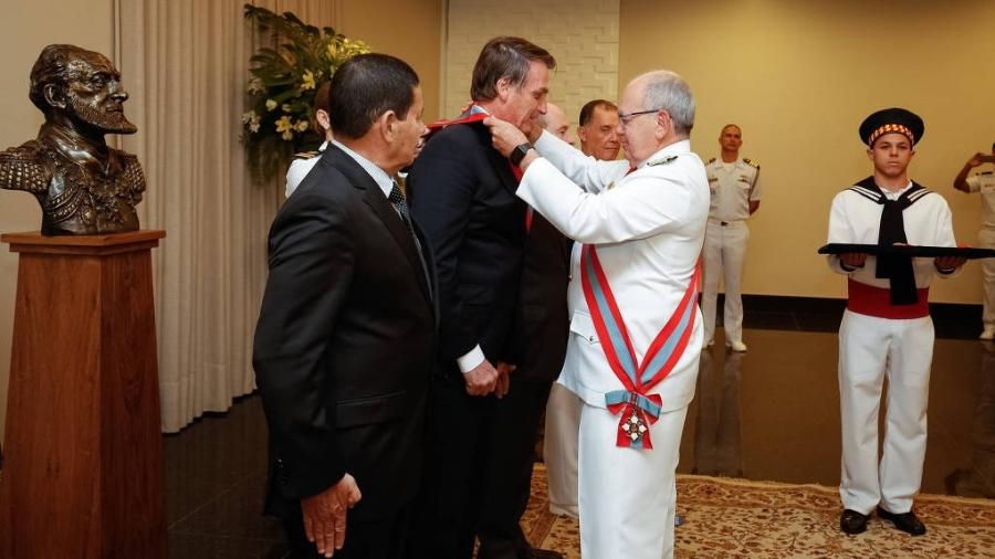 Jair Bolsonaro é condecorado pelo almirante Eduardo Bacellar Leal Ferreira com a Comenda da Ordem do Mérito Naval  - Alan Santos/PR