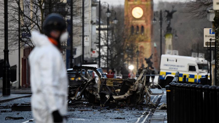 20.jan.2019 - Detritos de um suposto carro-bomba em Londonderry, Irlanda do Norte - Reuters
