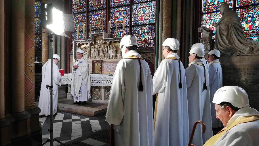 15.jun.2019 - O arcebispo de Paris, Michel Aupetit, celebra a primeira missa na catedral de Notre-Dame após o incêndio que destruiu parte da igreja - Karine Perret/AFP