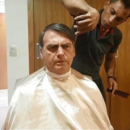 Presisdente Jair Bolsonaro durante corte de cabelo - Reproduçao / Facebook