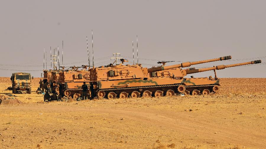 13.out.2019 - Imagem de canhões turcos atacando Tal Abyad, no norte da Síria - Xinhua/Mustafa Kaya