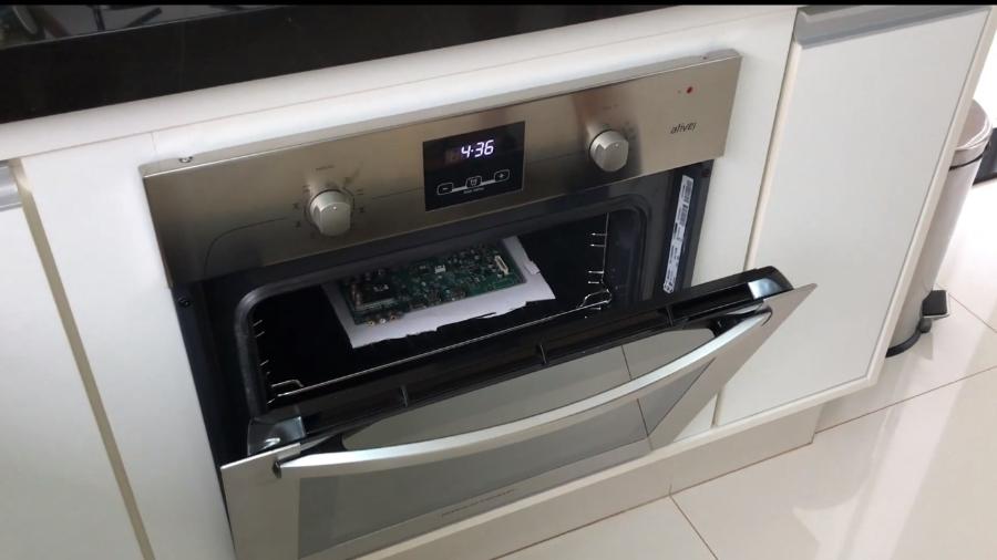 Acredite: isso é a placa-mãe de uma smart TV em um forno que acabou de ser desligado - Reprodução/YouTube Nat Ingraci