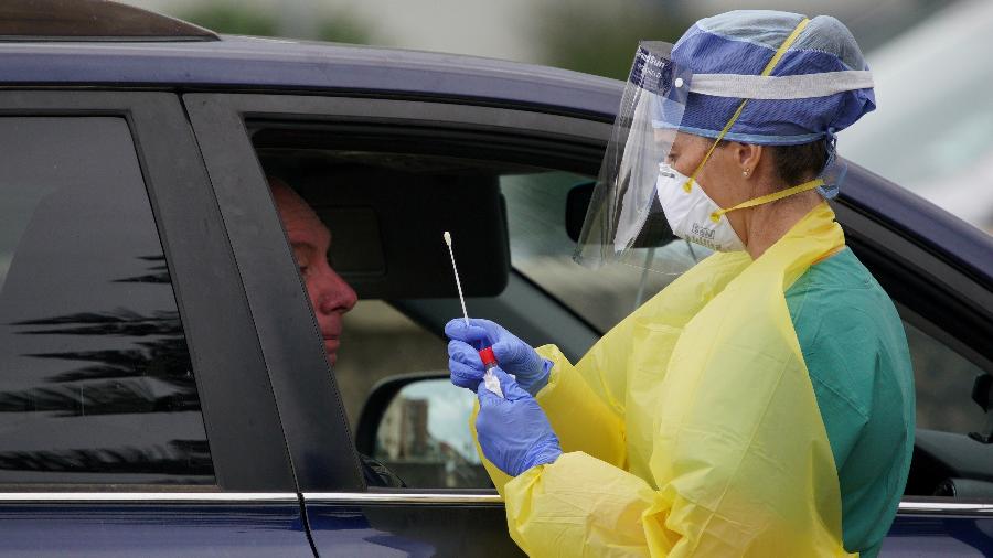 7.abr.2020 - Profissional da saúde faz teste para coronavírus num drive thru montado em Bondi Beach, em Sydney, na Austrália - Loren Elliott/Reuters