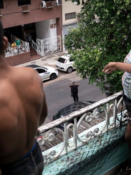 18.mai.2020 - PMs tiram fotos em averiguação a ocupação no Rio - Ricardo Borges/UOL