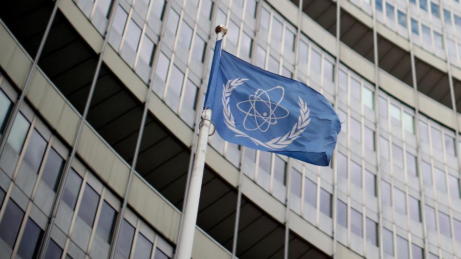 Bandeira da Agência Internacional de Energia Atômica na sede da entidade em Viena - 