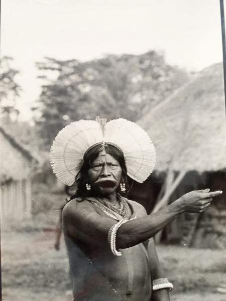 O líder indígena Raoni Metuktire em imagem dos anos 80 - Arthur Costa / acervo pessoal de Claudio Romero 