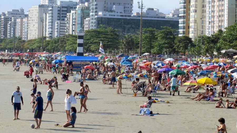 Movimento de banhistas nas praias de Santos, no litoral sul de São Paulo - MAURÍCIO DE SOUZA/ESTADÃO CONTEÚDO