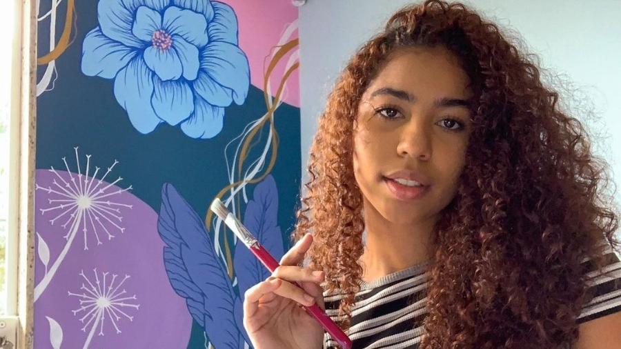 A jovem artista Raviera Fiuza e a pintura que fez na parede - Instagram/ ravierart