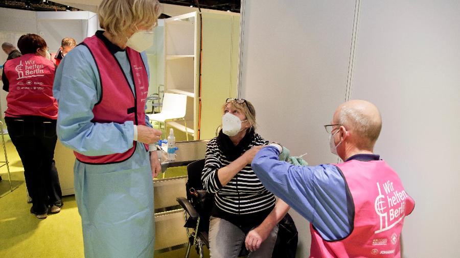Alemanha: Mulher no centro de vacinação Treptow Arena em Berlim; o país é um dos que emitem o certificado - POOL/REUTERS