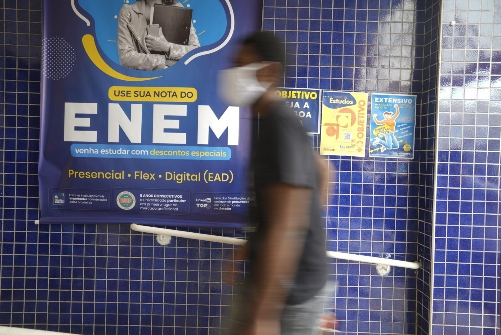 Exame é realizado em meio à pandemia da covid-19 com insegurança dos alunos sobre máscaras e alimentação - André Porto/UOL