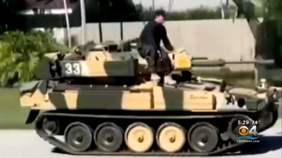 Um homem surpreendeu moradores em Palmetto Bay, no sul da Flórida (EUA), ao dirigir um tanque militar - Reprodução/CBS Miami 