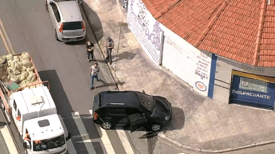 Carro ocupado por funcionárias de escola foi abordado na manhã de hoje; uma das ocupantes sobreviveu - Reprodução/TV Globo