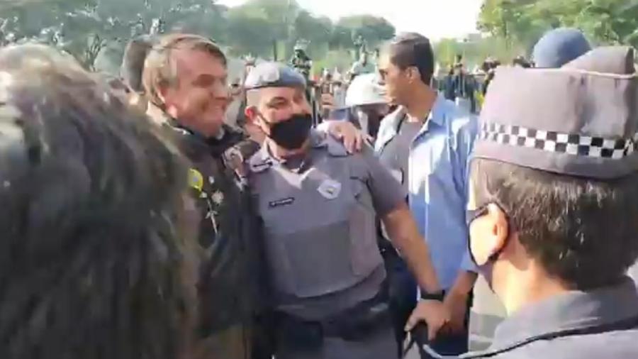 12.jun.2021 - Bolsonaro tirou foto com policial militar no início da motociata - Reprodução/Facebook