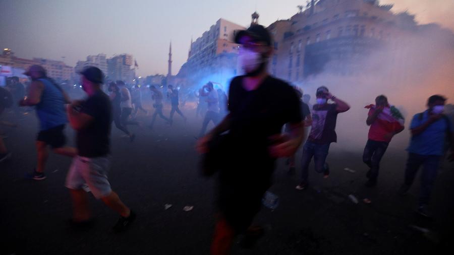 Manifestantes correm durante conflito com forças de segurança durante protesto em Beirute, no Líbano - Aziz Taher/Reuters